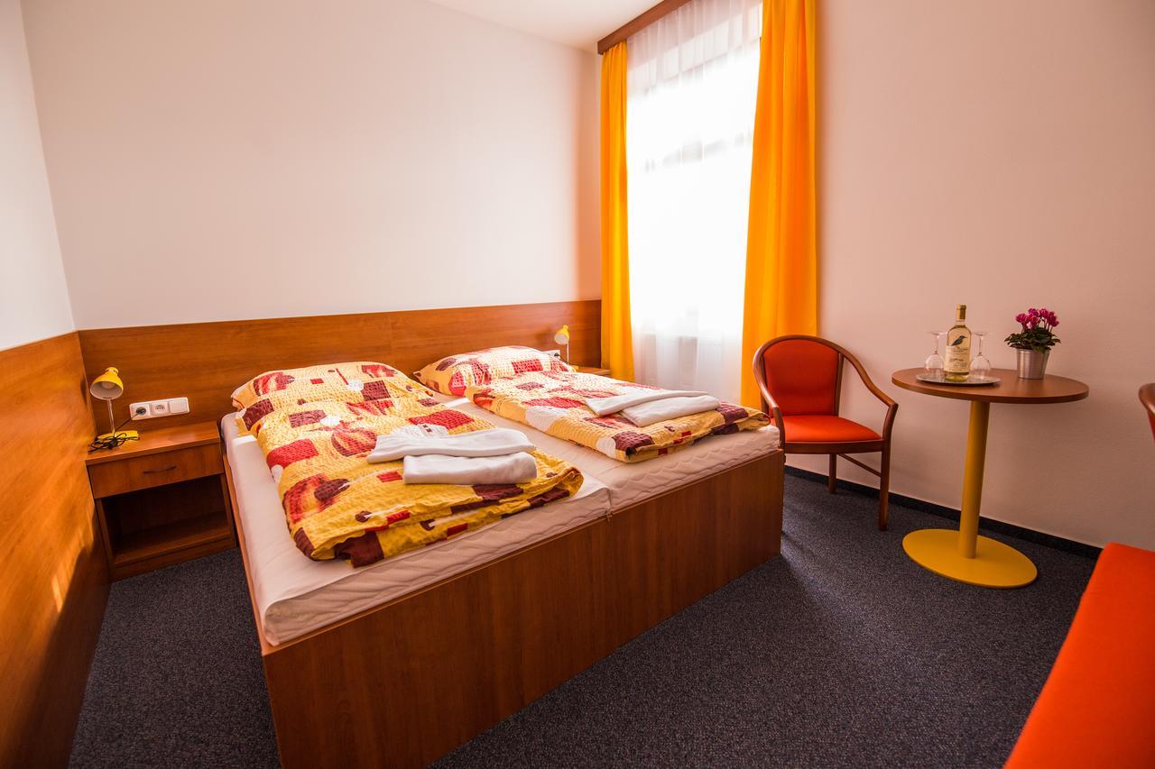 Hotel Morava 즈노이모 외부 사진