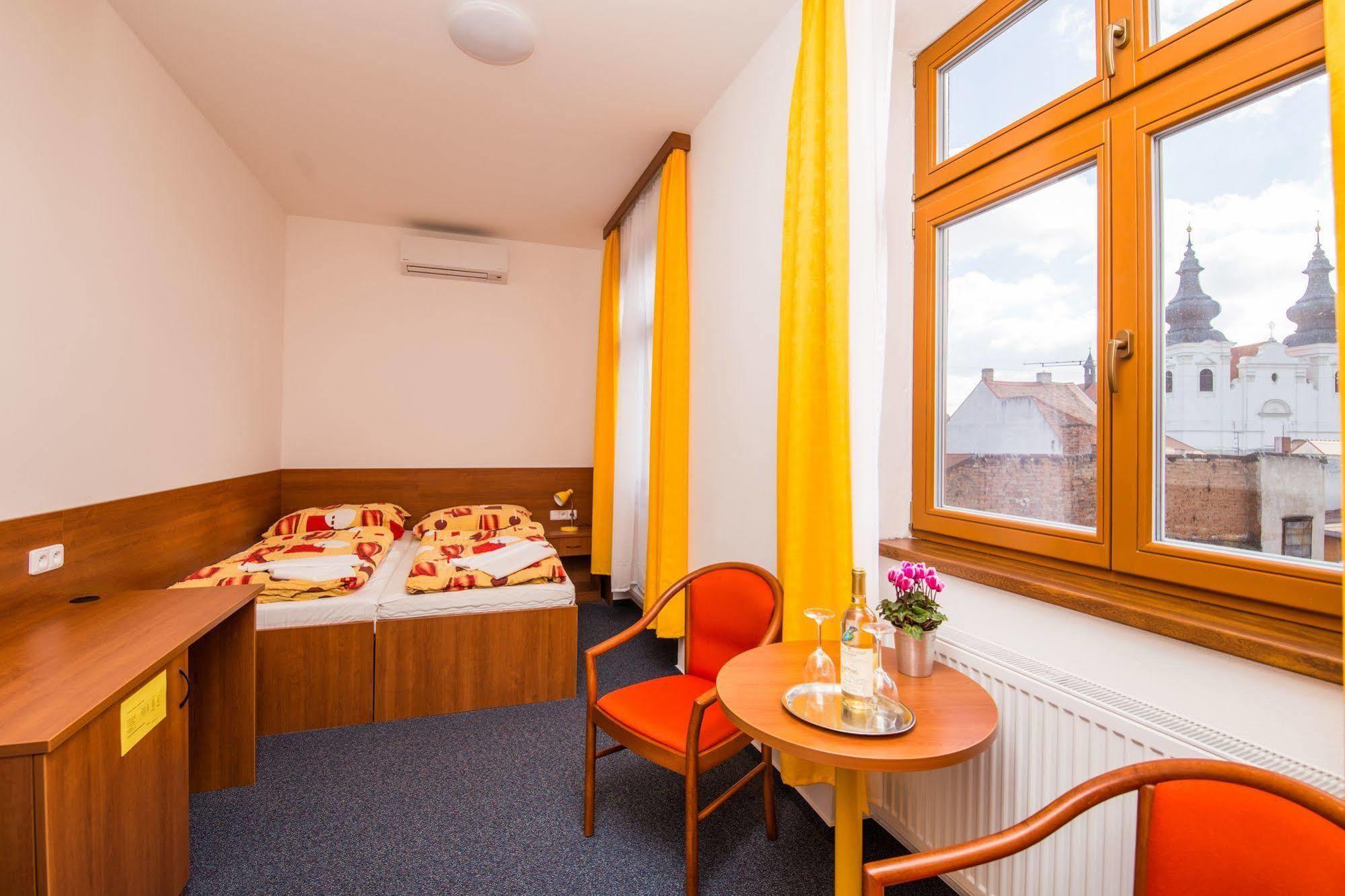 Hotel Morava 즈노이모 외부 사진