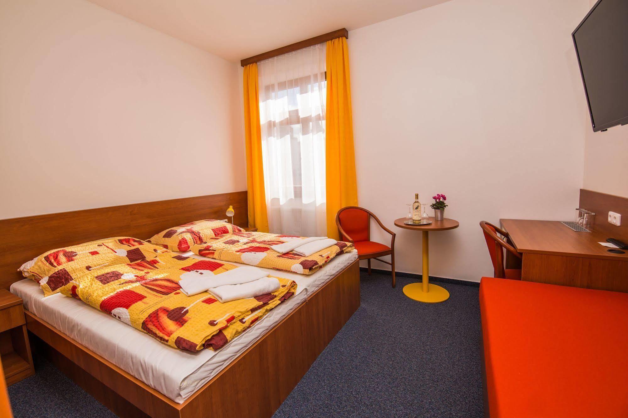 Hotel Morava 즈노이모 외부 사진
